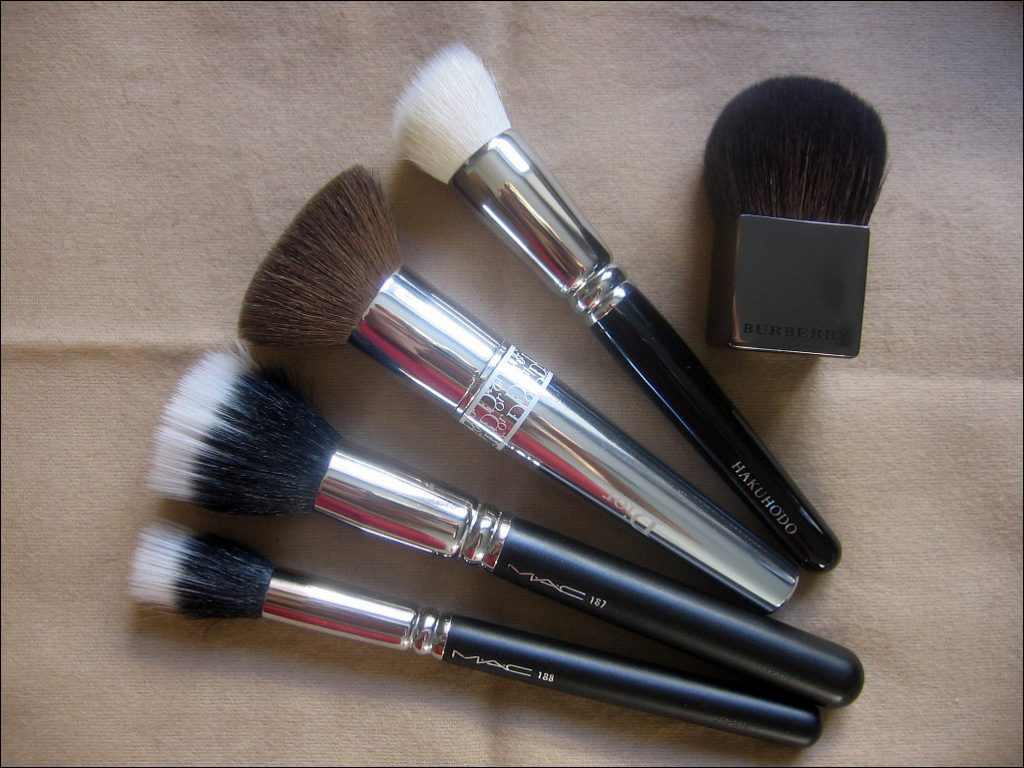 Cum să-ți cureți pensulele de machiaj? D.I.Y. spray dezinfectant pentru aplicatoarele de machiaj