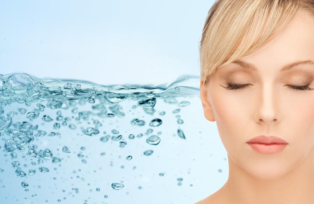 Ser facial cu acid hialuronic: 5 seruri de top selectate special pentru voi